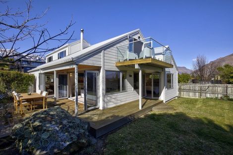 Photo of property in 5 Cedar Drive, Kelvin Heights, Queenstown, 9300