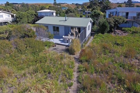 Photo of property in 117 Blue Pacific Parade, Riversdale Beach, Masterton, 5872