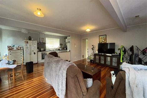 Photo of property in 10 Thomas Avenue, Te Atatu Peninsula, Auckland, 0610