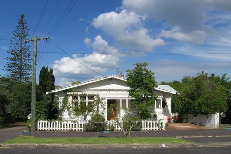 Photo of property in 18 William Bond Street, Stanley Point, Auckland, 0624