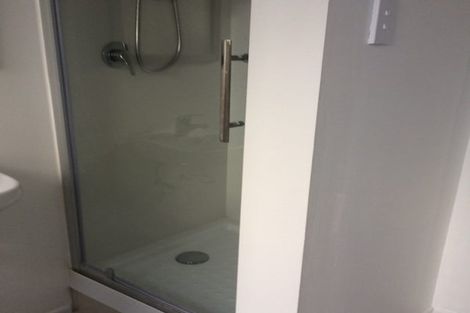 Photo of property in 2 Easton Park Parade, Glenfield, Auckland, 0629