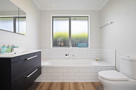 Photo of property in 120 Lisle Farm Drive, Pukekohe, 2120