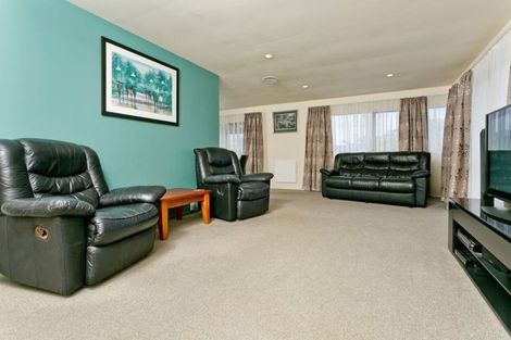 Photo of property in 2/19 Sapphire Place, Bayview, Auckland, 0629