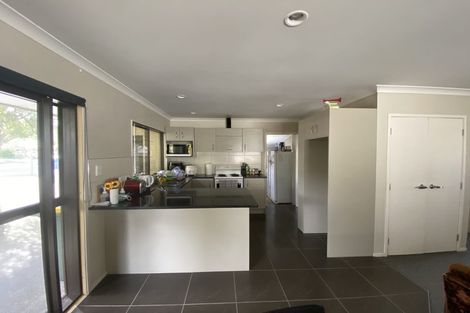Photo of property in 10 Cedar Heights Avenue, Massey, Auckland, 0614