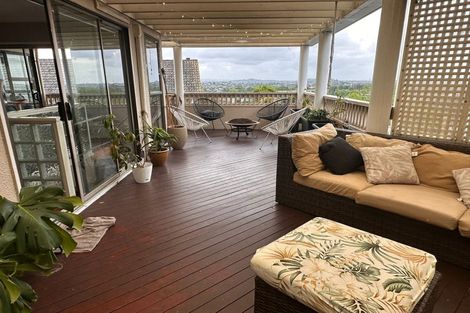 Photo of property in 9 Gwenand Place, Botany Downs, Auckland, 2010