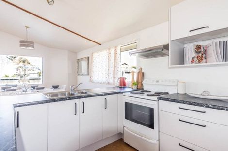 Photo of property in 33a Hutchinson Avenue, New Lynn, Auckland, 0600