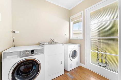 Photo of property in 33 Covil Avenue, Te Atatu South, Auckland, 0610