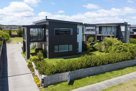 Photo of property in 14 Pukenamu Road, Rainbow Point, Taupo, 3330