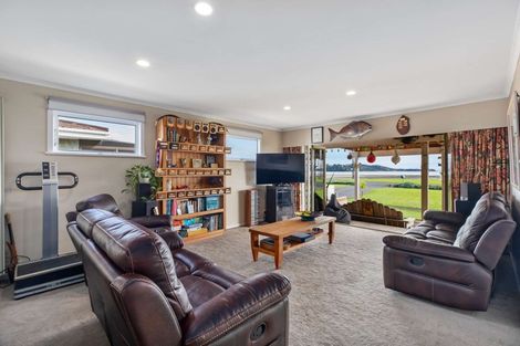 Photo of property in 9 Kawakawa Bay Coast Road, Kawakawa Bay, Papakura, 2585