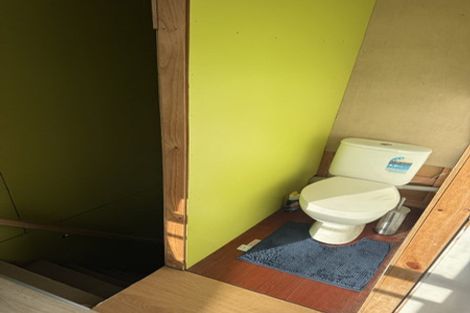 Photo of property in 22 Mountain Road, Henderson Valley, Auckland, 0612