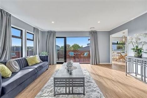Photo of property in 11 Raphael Place, West Harbour, Auckland, 0618