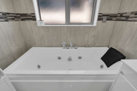 Photo of property in 114b Everglade Drive, Totara Heights, Auckland, 2105