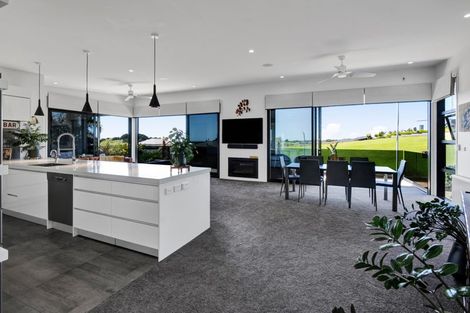 Photo of property in 15 Links Drive, Waiwhakaiho, New Plymouth, 4312