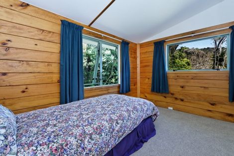 Photo of property in 105 Seaview Road, Piha, 0772
