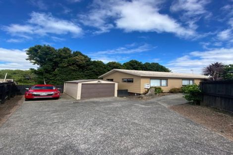 Photo of property in 2/10 Kirklow Place, Goodwood Heights, Auckland, 2105