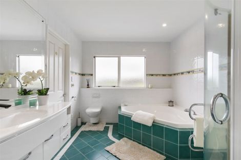 Photo of property in 6 Canonbie Place, East Tamaki Heights, Auckland, 2016