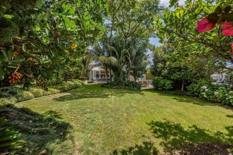 Photo of property in 15 Le Roy Terrace, Birkenhead, Auckland, 0626