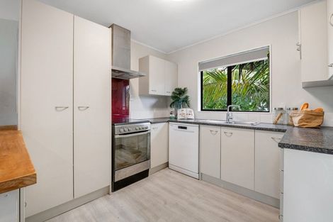Photo of property in 2/15 Tetrarch Place, Totara Vale, Auckland, 0629