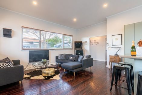 Photo of property in 48 Eastglen Road, Glen Eden, Auckland, 0602