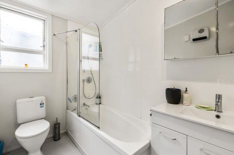 Photo of property in 3-5 Knoll Street, Island Bay, Wellington, 6023