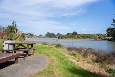 Photo of property in 674 Waikawa Beach Road, Waikawa Beach, Levin, 5573