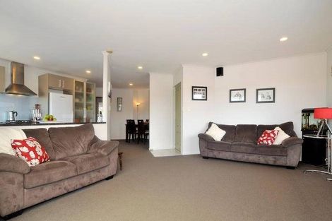 Photo of property in 6/8a Target Road, Totara Vale, Auckland, 0629