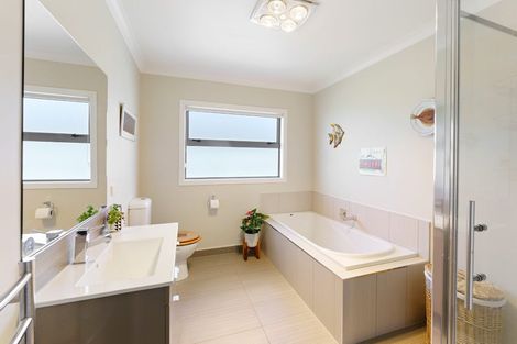 Photo of property in 35 Simpson Crescent, Raumati Beach, Paraparaumu, 5032