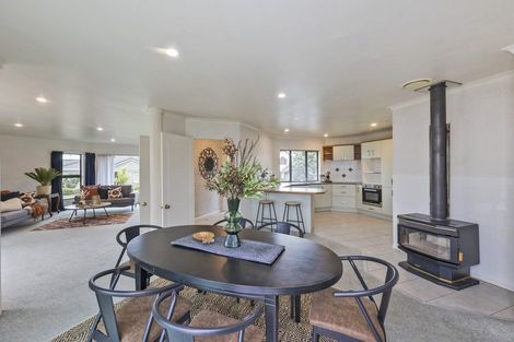 Photo of property in 8 Woodgate Court, Fitzherbert, Palmerston North, 4410