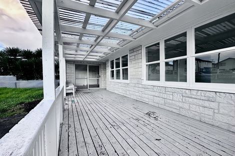 Photo of property in 15 Farnborough Crescent, Mangere, Auckland, 2022