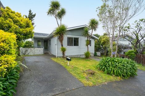 Photo of property in 32 Thurleigh Grove, Karori, Wellington, 6012