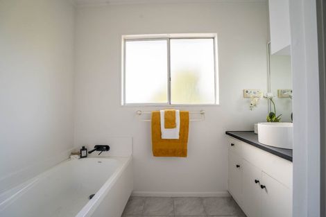 Photo of property in 4 Halswater Drive, Churton Park, Wellington, 6037