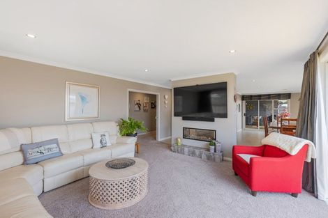 Photo of property in 11 Monaco Grove, Fitzherbert, Palmerston North, 4410