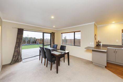 Photo of property in 5 Ron Place, Fitzherbert, Palmerston North, 4410
