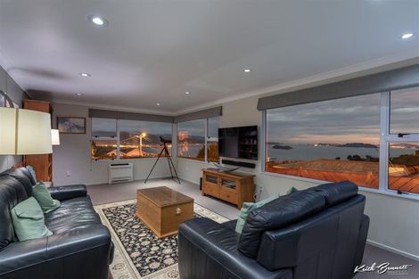 Photo of property in 8 Te Whiti Grove, Korokoro, Lower Hutt, 5012