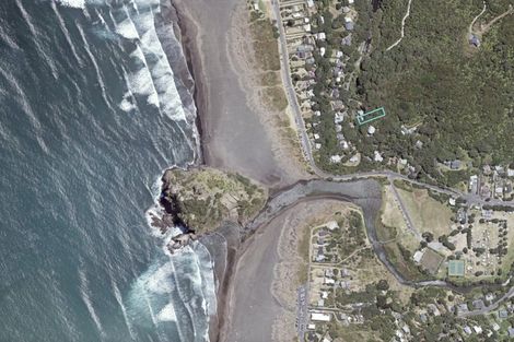 Photo of property in 43 Garden Road, Piha, New Lynn, 0772