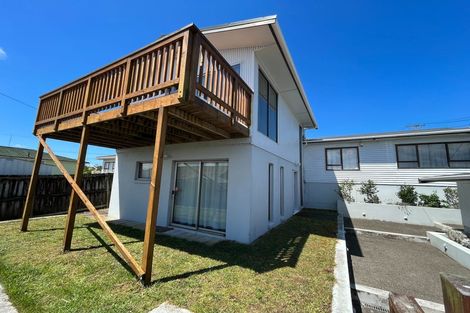 Photo of property in 2/23 Sunnyfield Crescent, Glenfield, Auckland, 0629