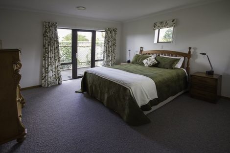 Photo of property in 10 Kinross Drive, Merrilands, New Plymouth, 4312