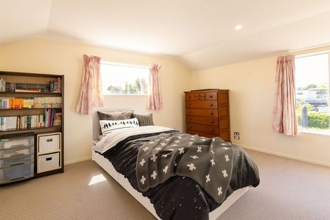 Photo of property in 40 Saint Andrews Square, Strowan, Christchurch, 8052