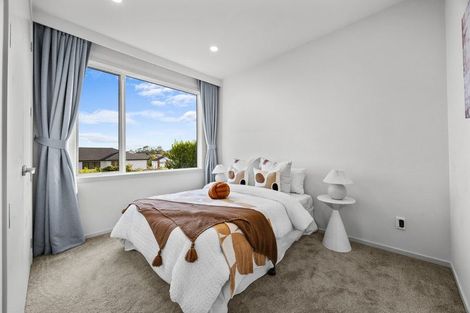 Photo of property in 4b Hilton Close, Fairview Heights, Auckland, 0632