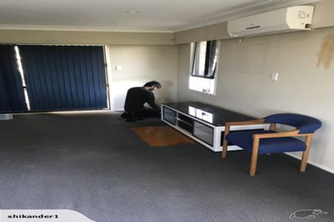 Photo of property in 16 Easton Park Parade, Glenfield, Auckland, 0629