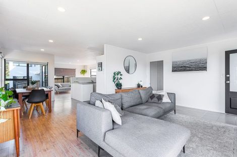 Photo of property in 10 Amery Place, West Harbour, Auckland, 0618