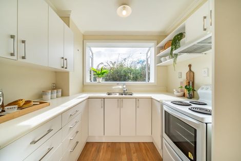 Photo of property in 10 Vista Crescent, Maoribank, Upper Hutt, 5018