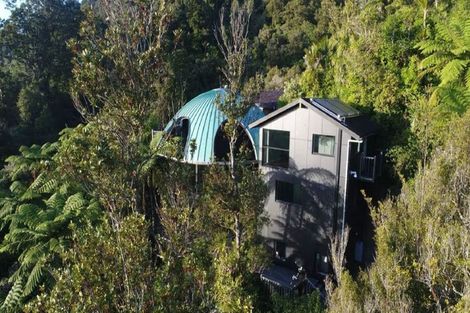 Photo of property in 442-454 Scenic Drive, Waiatarua, Auckland, 0612