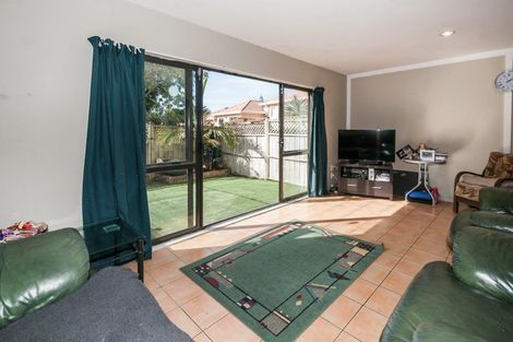 Photo of property in 4/35 Fields Parade, Oteha, Auckland, 0632