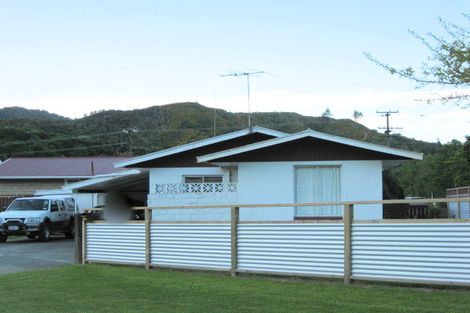 Photo of property in 16 Oxford Street, Picton, 7220