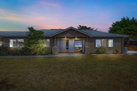 Photo of property in 2 Catlins Glen, Aotea, Porirua, 5024