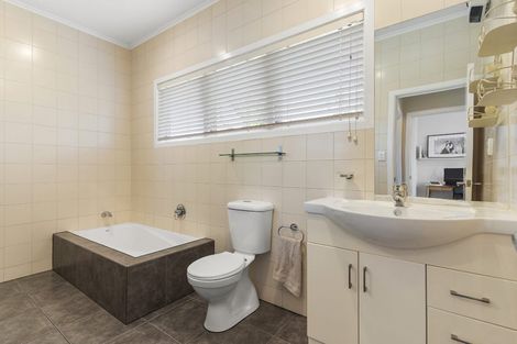 Photo of property in 276c Wairau Road, Glenfield, Auckland, 0627