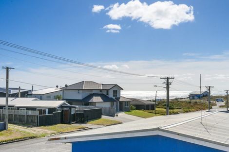 Photo of property in 17 Marine Parade South, Foxton Beach, Foxton, 4815