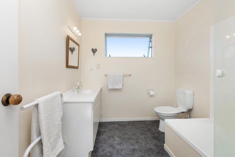 Photo of property in 4 Robertson Street, Raglan, 3225