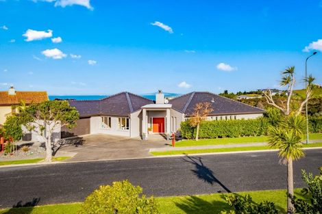 Photo of property in 139 Roberts Road, Matakatia, Whangaparaoa, 0930